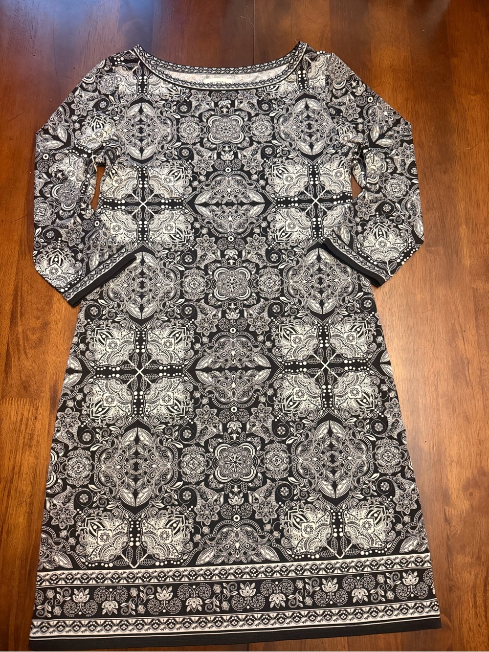 Max Studio Black & White Medallion Print Long Sleeve Shift Dress